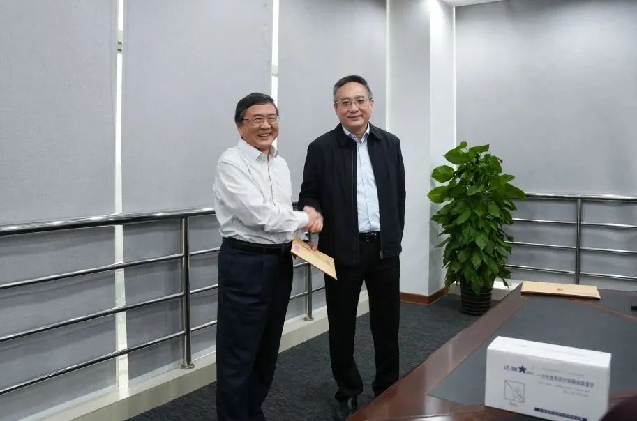 奉賢區(qū)人大常委會黨組書記、主任張培榮一行蒞臨上海山美股份開展“優(yōu)環(huán)境、穩(wěn)經(jīng)濟”大走訪大調研